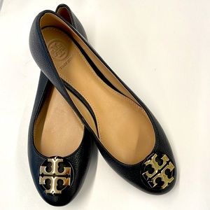 Designer Tory Burch Ballet Flats in black leather. Size 7.5